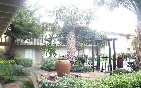 Building Photo - 4036 Bellefontaine