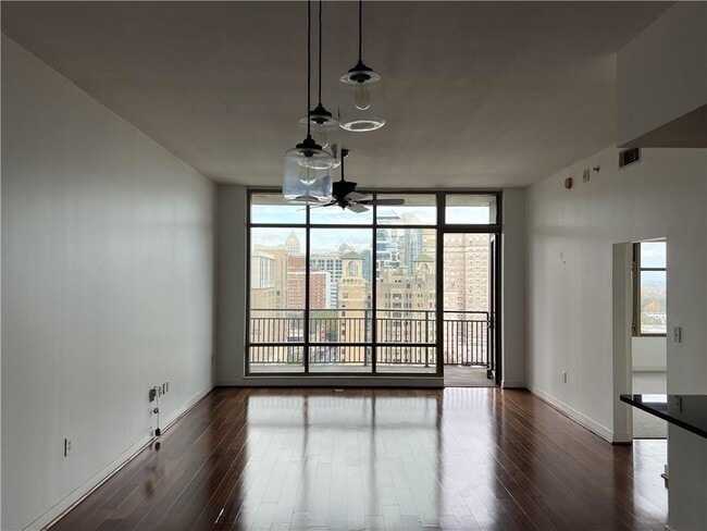 Building Photo - 565 Peachtree St NE