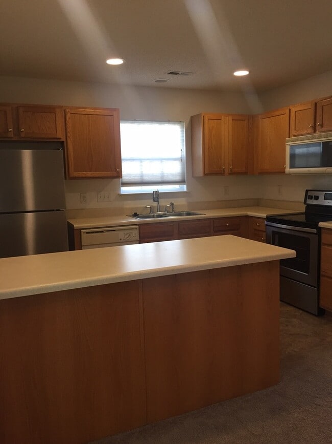 Foto del edificio - 3 Bed 2 Bath Townhome Available