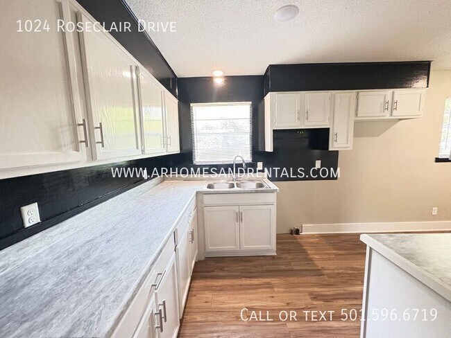 Foto del edificio - 1024 Roseclair Dr