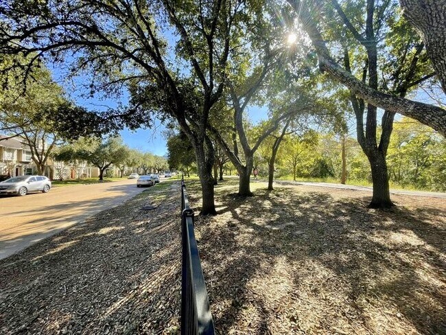 Foto del edificio - 752 Memorial Mews St