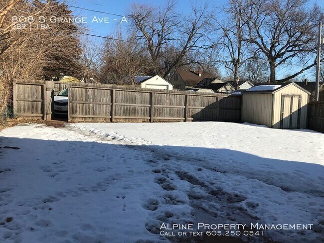 Building Photo - 3 Bed/1 Bath with All Utilities Included!!