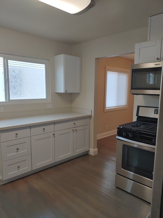 Building Photo - Beautiful 3 bedroom 2 bathroom home with l...