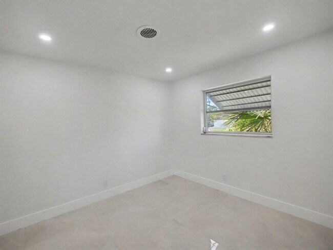 Building Photo - 1940 NW 32nd St