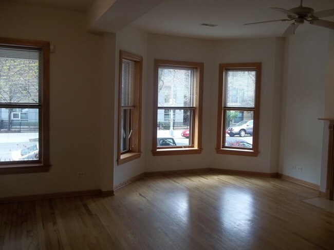 Building Photo - 4043 N Sheridan Rd