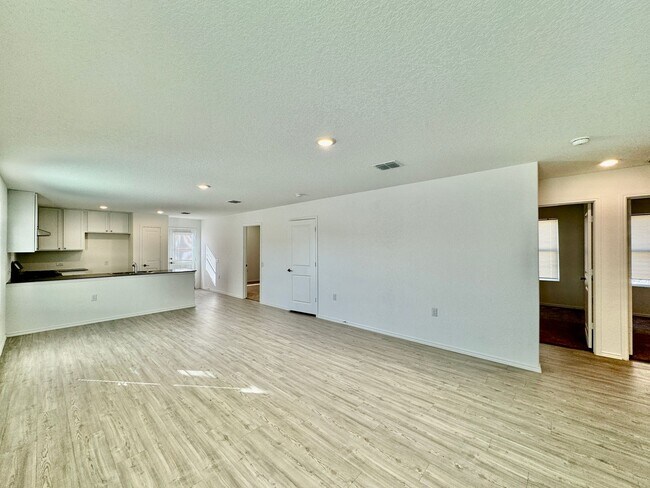 Foto del edificio - New Construction ~ Great Location ~ Conven...