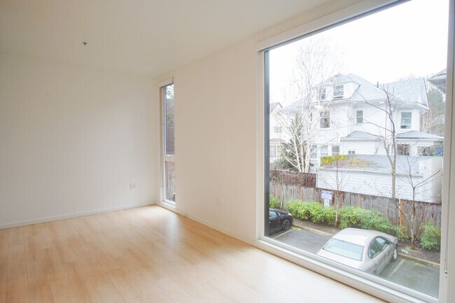 Foto del edificio - Buckman 2nd Floor Urban 1 Bdr with D/W & Washer/Dryer!