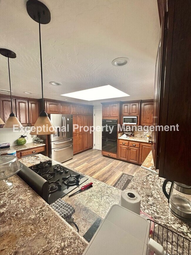 Building Photo - 3 bed 2 bath single story pool home