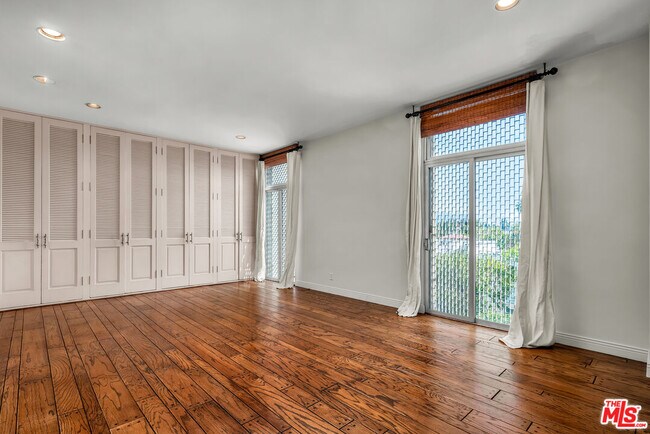 Foto del edificio - 1333 S Beverly Glen Blvd