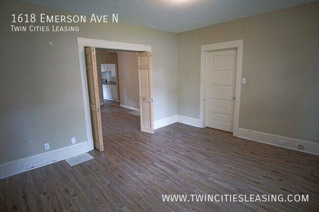 Building Photo - Large 3 Bedroom Side by Side Duplex with B...