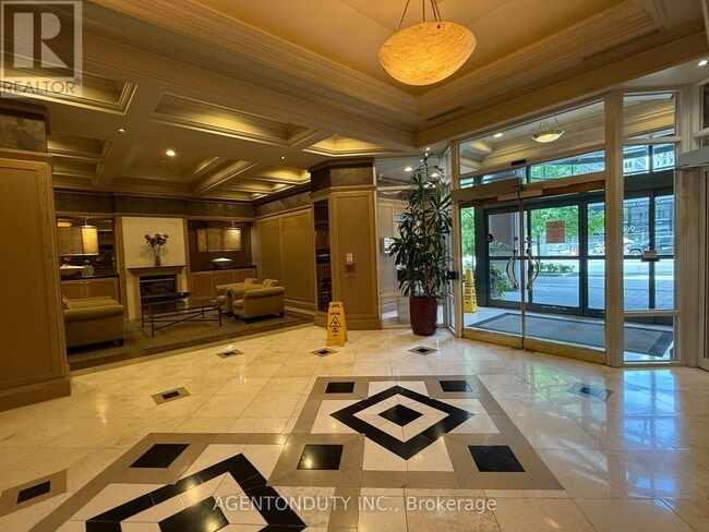 Photo du bâtiment - 909-909 Bay St.