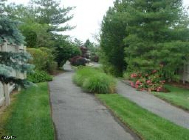 Foto del edificio - 16 Larkin Cir