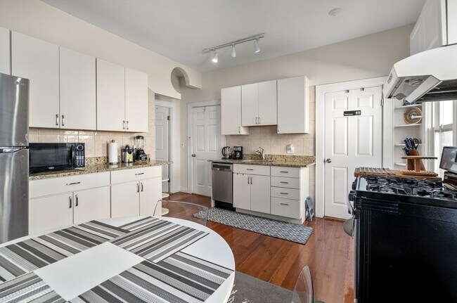 Building Photo - 18 Loring St