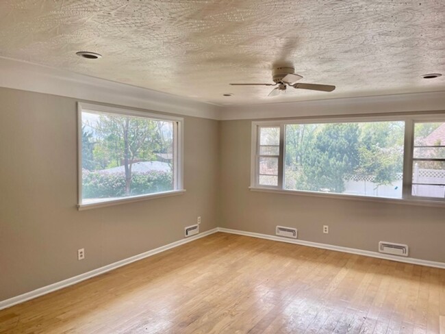 Building Photo - Alles Acres 5 Bedroom Beauty
