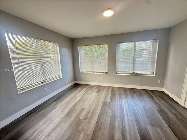 Building Photo - 301 SW 10th Ave