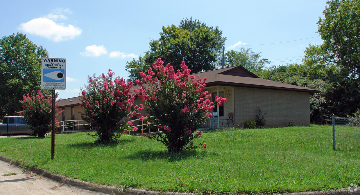 Building Photo - Whispering Pines