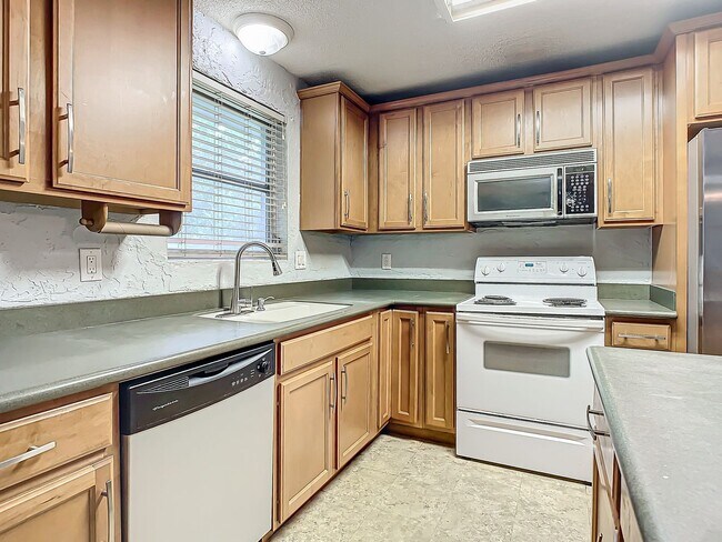 Building Photo - Centrally located in Deland, Florida