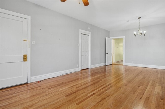 Foto del edificio - 5033 W Cullom Ave