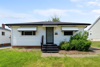 Building Photo - 4672 Hillside Ave