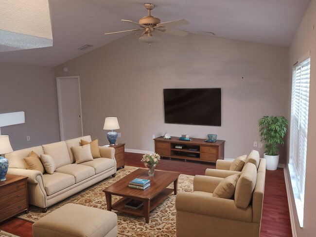 Foto del edificio - 3 Bedroom 2 Bath Single Family Home w/ Wat...