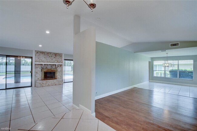 Building Photo - 4 br, 2.5 bath House - 637 NW 100th Ln