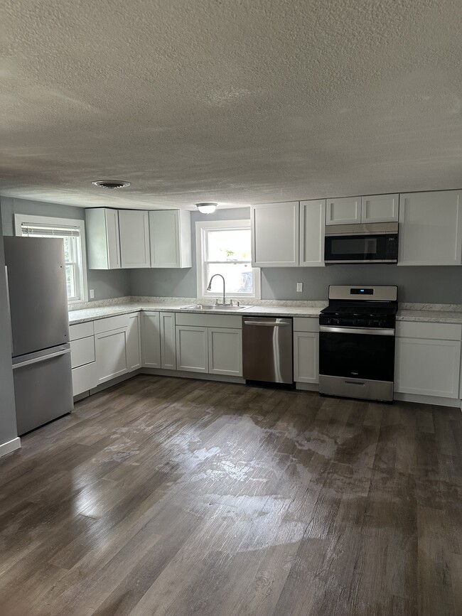 Building Photo - 1618 S Oakdale Dr