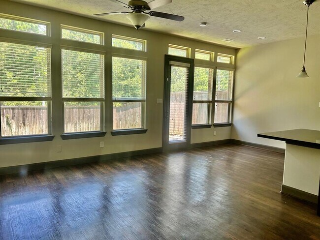 Building Photo - 110 Aventura Pl