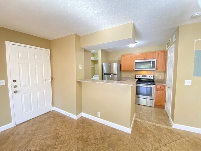 Foto del edificio - Altamonte Springs Lakefront Gated Community!  1/1 with a fireplace.  Coming Soon!