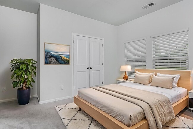 Building Photo - 143 S Reindeer Rd