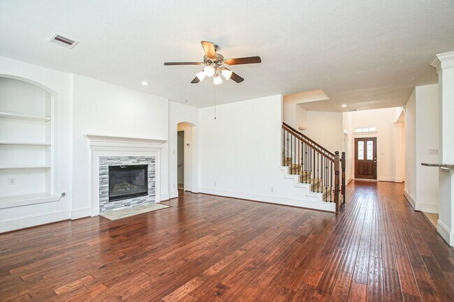 Building Photo - 5 Bedroom House in Gated Golf Course Community