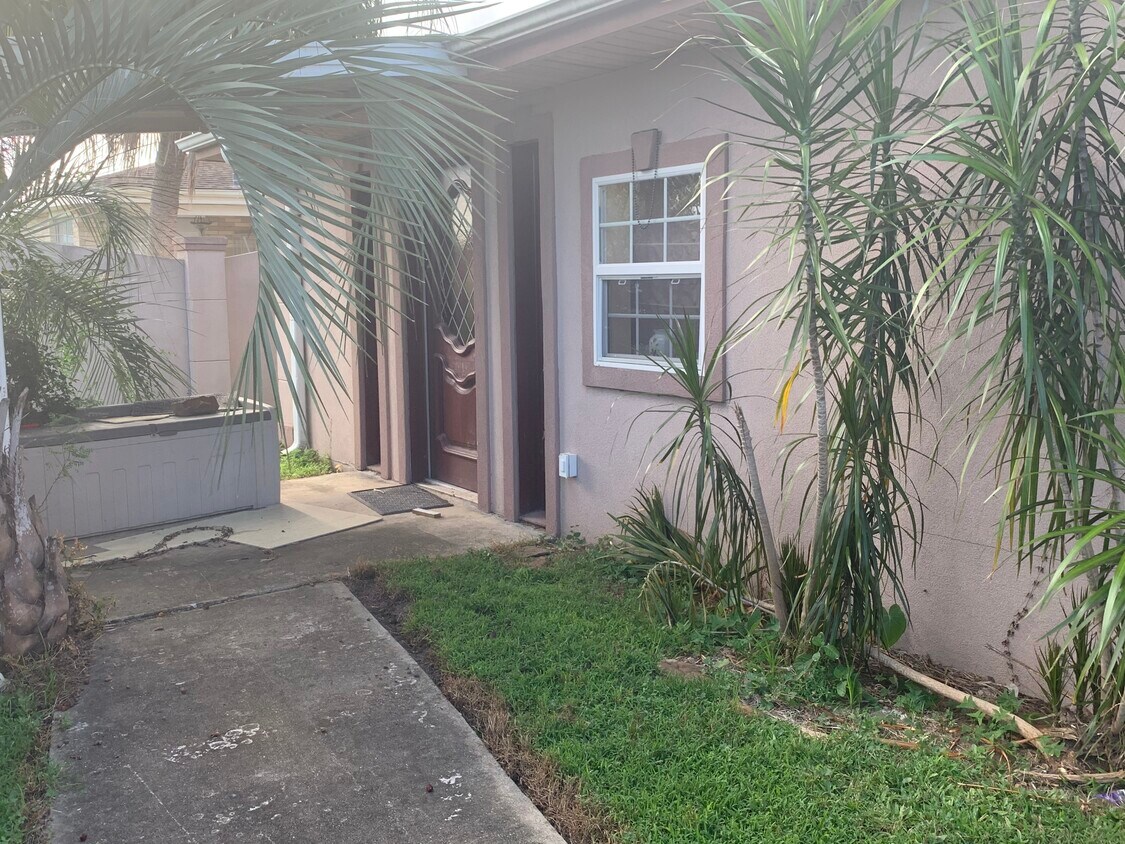 Puerta de entrada de vidrio pintado y Side Lights - 6202 Warrington Dr