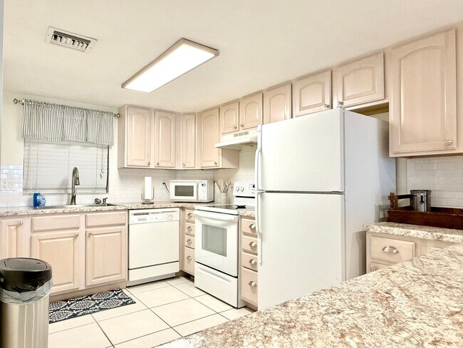 Foto del edificio - Coastal comfort awaits in this furnished 2Bedrooms / 2Baths condo in Daytona Beach!