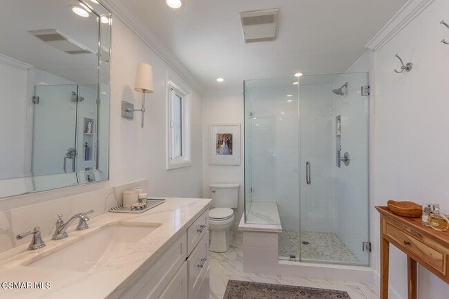 Building Photo - 2116 Montrose Dr