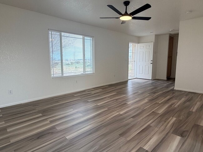 Building Photo - 9236 Peach Ave