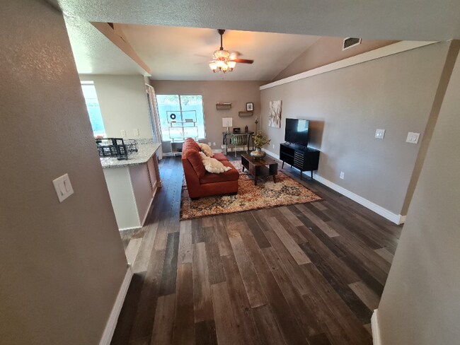 Foto del edificio - 7944 W Charter Oak Rd