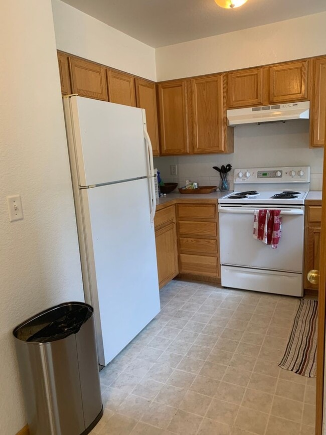 Building Photo - Beautiful 2 Bedroom + Loft  End UnitTownho...