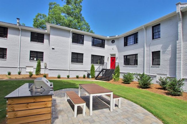 Foto del edificio - 99 Peachtree Memorial Dr NW