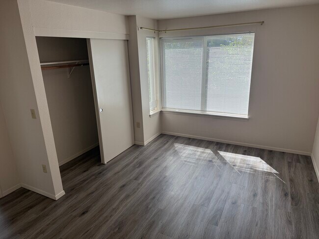 Dormitorio - Rose City Center Apartments - 55 and Over