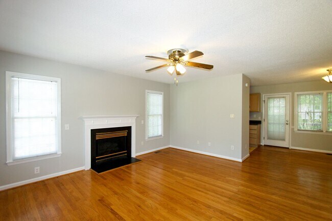 Building Photo - Adorable ranch home in convenient location...