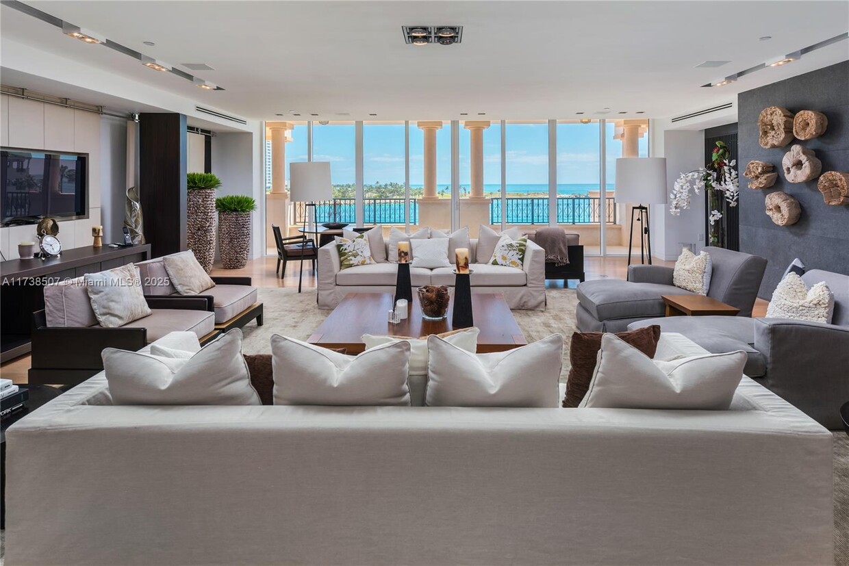 Foto principal - 7143 Fisher Island Dr