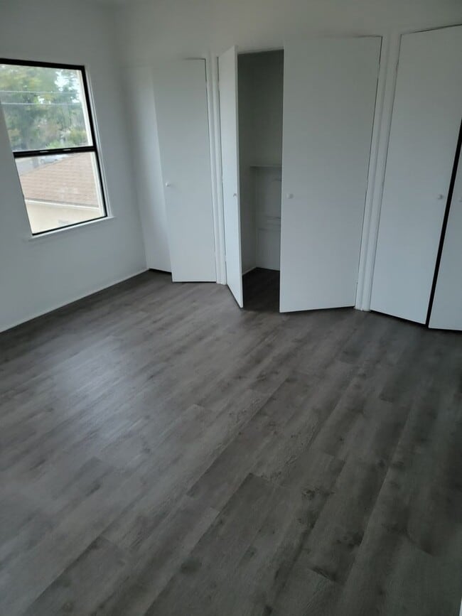 Building Photo - Spacious Studio unit above Garage