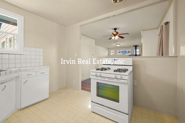 Building Photo - A charming 2-bedroom, 1-bathroom home with...