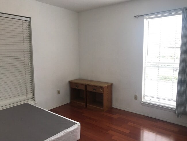 Foto del edificio - 9201 Clarewood Dr