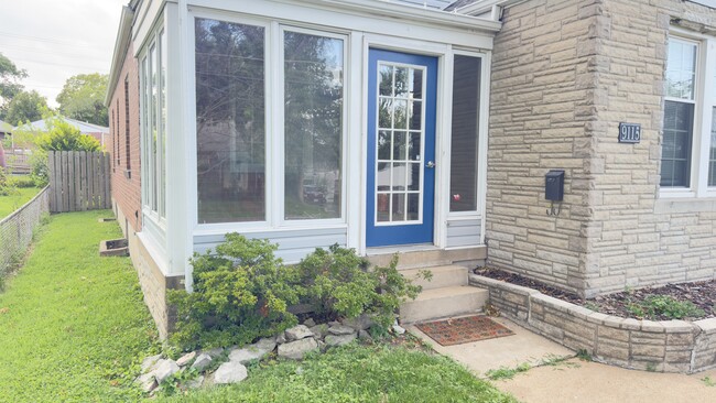 Sunporch entry to main door - 9115 Rambler Dr