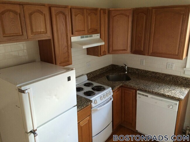 Foto del edificio - 41 Bay State Rd