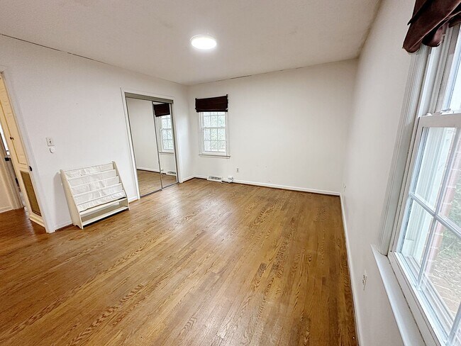 Foto del edificio - 5 Bed / 3 Bath Home with Finished Basement