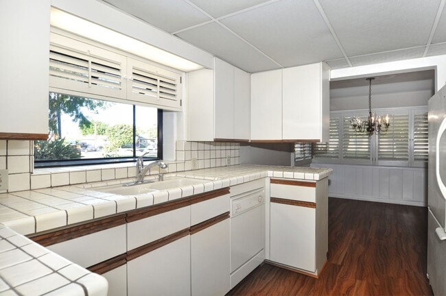 Building Photo - Centrally located in the heart of Orange