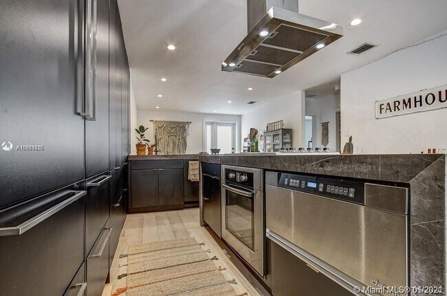 Foto del edificio - 327 NW 39th St