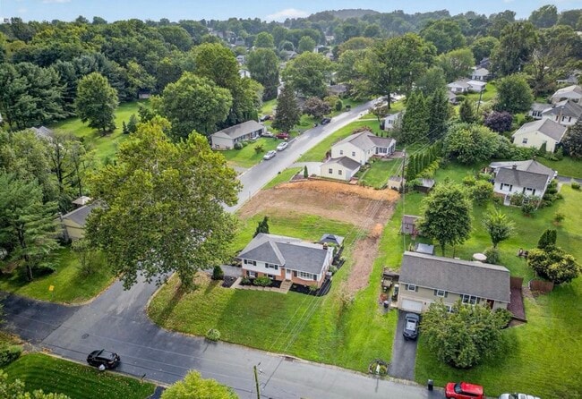 Building Photo - 880 Corvair Rd