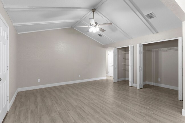 Foto del edificio - 815 N Hendry Ave